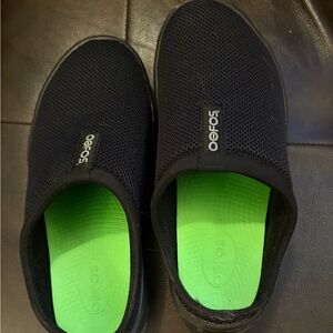 Oofos Women Mesh Slipper Black Slip-On Recovery Shoes with Green Footbed